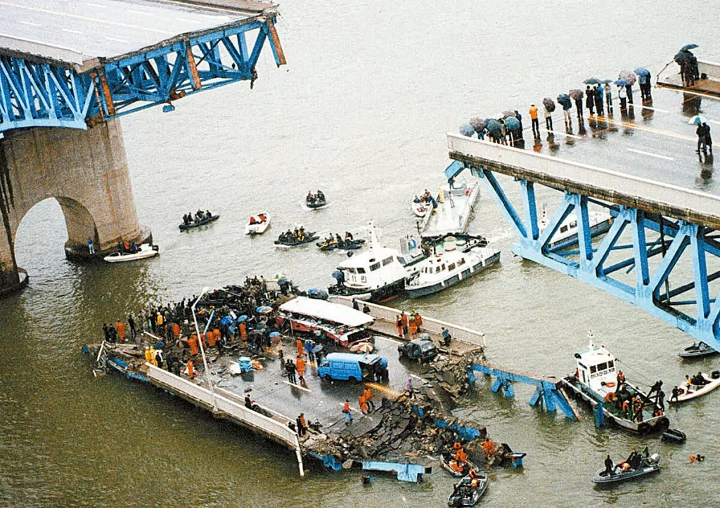 Seongsu Bridge collapse memorial